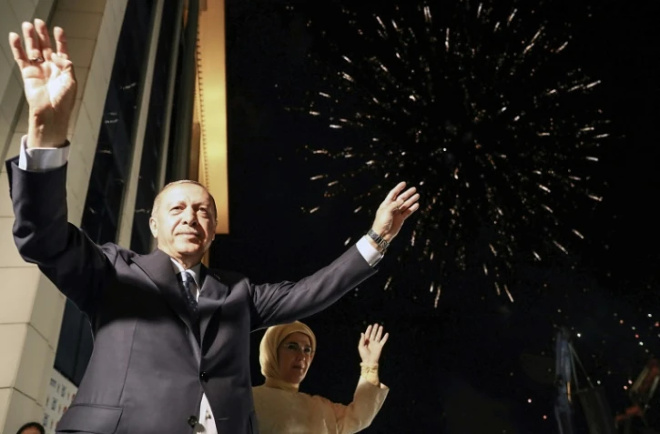 Recep Tayyip Erdogan et son épouse Emine Erdogan saluent la foule à Ankara après la réélection du président turc le 24 juin 2018. Photo remise par le service de presse de la présidence turque