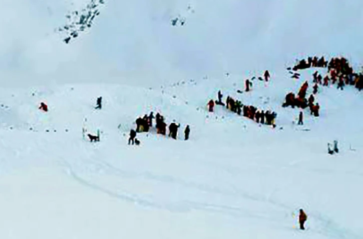Des équipes de secouristes après une avalanche aux Deux Alpes le 13 janvier 2016