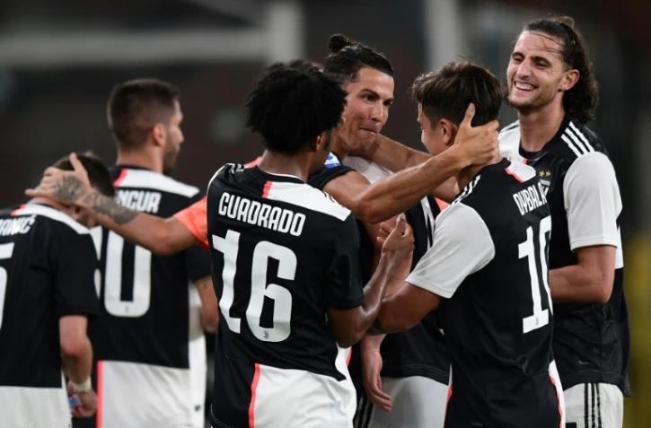 La Juventus de Cristiano Ronaldo (au centre), lors d'un match de Serie A le 30 juin 2020 face au Genoa à Gênes, devra très probablement s'adapter à des températures dépassant les 30 degrés d'ici quelques jours.