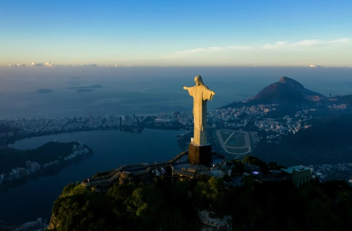La statue du Christ rédempteur qui domine Rio de Janeiro, le 24 mars 2021 au Brésil
