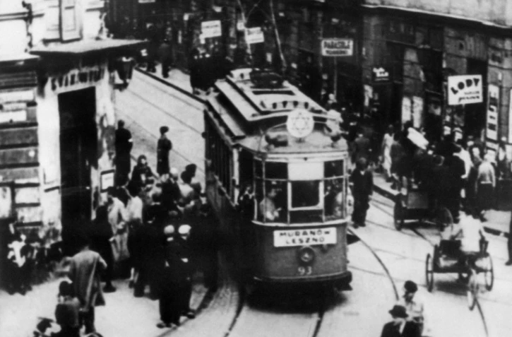 Un tramway dans le ghetto de Varsovie, dans les années 40