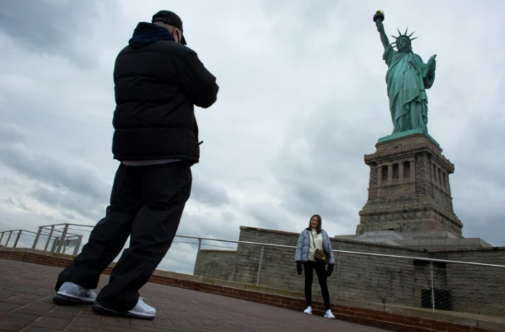 Des visiteurs à la statue de la Liberté, à New York, lundi