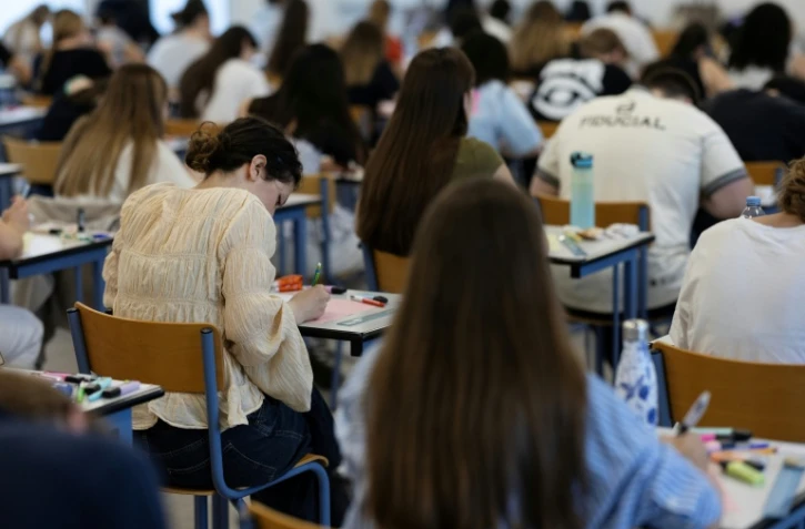 Des lycéens passent l'épreuve de philosophie du baccalauréat, le 15 juin 2026 à Quimper, dans le Finistère