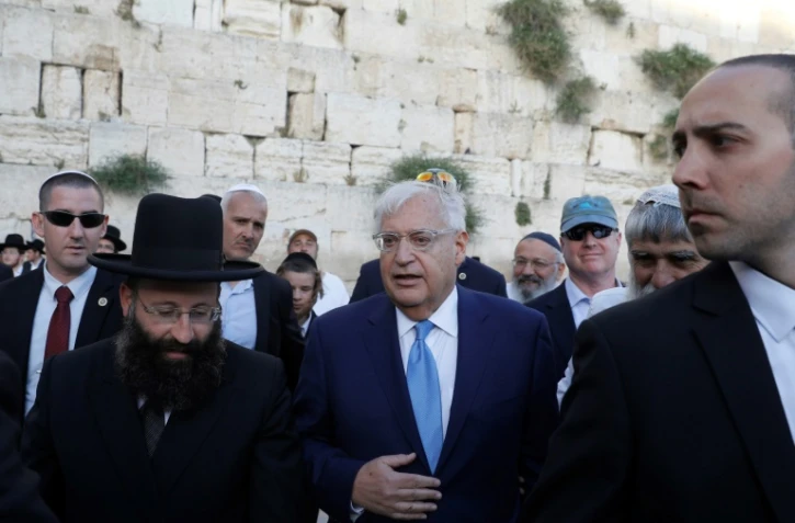 David Friedman (c), nouvel ambassadeur américain en Israël, et le rabbin Shmuel Rabinovitch (g) devant le mur des Lamentations à Jérusalem, le 15 mai 2017