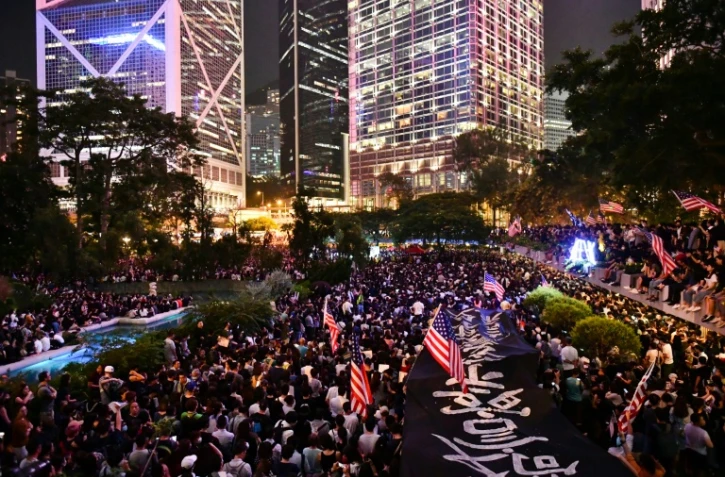 Rassemblement de manifestants pro-démocratie lundi 14 octobre 2019 dans le centre de Hong Kong. Les militants exhortent la chambre des représentants américains à voter un texte qui permettrait de sanctionner les dirigeants chinois