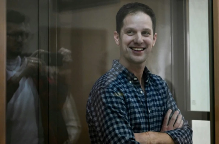 Le journaliste américain Evan Gershkovich, inculpé d'espionnage, dans la cage en verre des accusés lors d'une audience devant un tribunal de Moscou, le 18 avril 2023