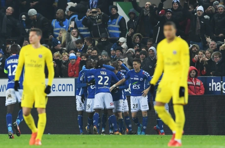 Les Strasbourgeois fêtent le but de Stéphane Bahoken contre le PSG, le 2 décembre 2017 à La Meinau