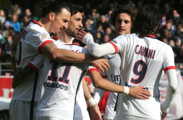 L'attaquant du PSG Zlatan Ibrahimovic (g) fête l'un de ses 4 buts face à Troyes, le 13 mars 2016 au stade de l'Aube