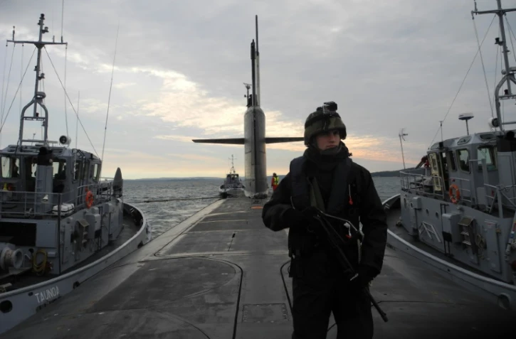 Pour les 110 membres d'équipage du sous-marin nucléaire lanceur d'engins (SNLE) Le Vigilant, pris en photo ici en octobre 2016, la vie à bord commence quand la longue silhouette du cétacé noir quitte son port d'attache de l'Ile Longue, dans la rade de Brest.