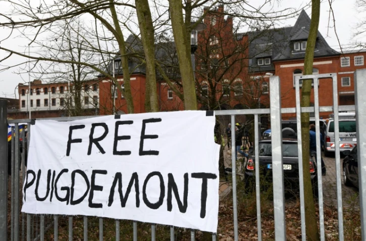 Une bannière "Libérez Puigdemont" devant la grille d'entrée de la prison de Neumünster, dans le nord de l'Allemagne, le 26 mars 2018