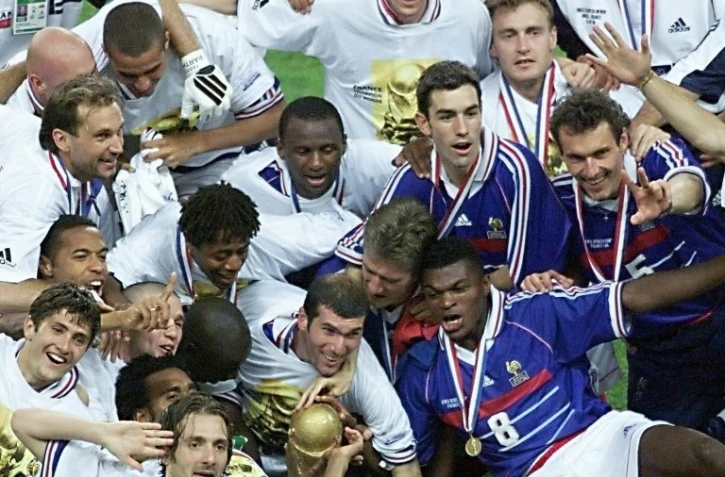 L'équipe de France de football après sa victoire en finale de la Coupe du monde, le 12 juillet 1998 au Stade de France, à Saint-Denis près de Paris