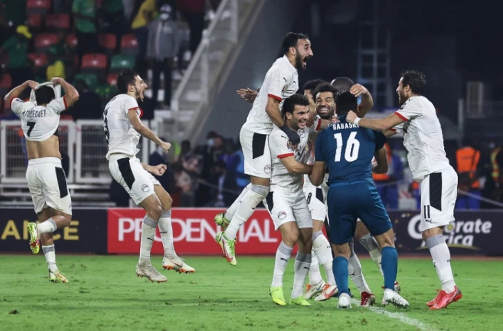 Les Egyptiens explosent de joie après leur victoire aux tirs au but contre le Cameroun au stade d'Olembé à Yaoundé, le 3 février 2022 