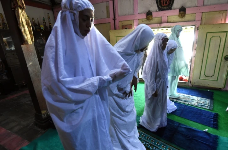 Des musulmans transgenres prient dans l'école islamique de Yogyakarta, en Indonésie, le 9 mais 2016