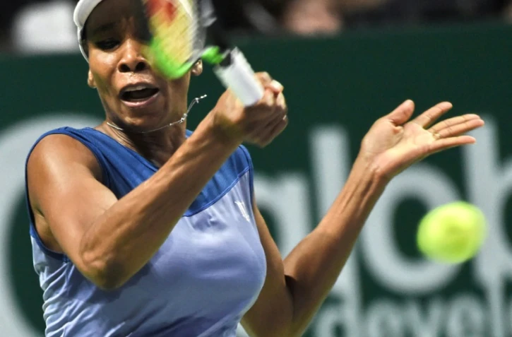 L'Américaine Venus Williams retourne face à la Française Caroline Garcia en demi-finale du Masters à Singapour, le 28 octobre 2017