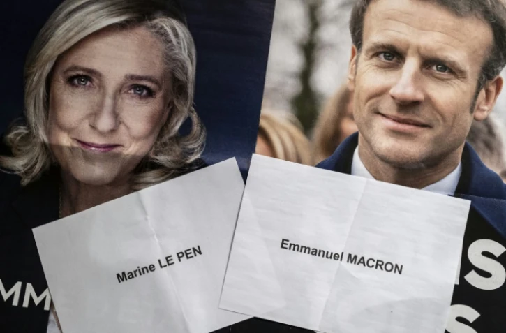 Prospectus montrant les deux candidats à l'élection présidentielle française, Marine Le Pen (G) et Emmanuel Macron (D), le 19 avril 2022, à Tokyo