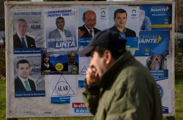 Des affiches électorales dans une rue de Bucarest, le 9 décembre 2016