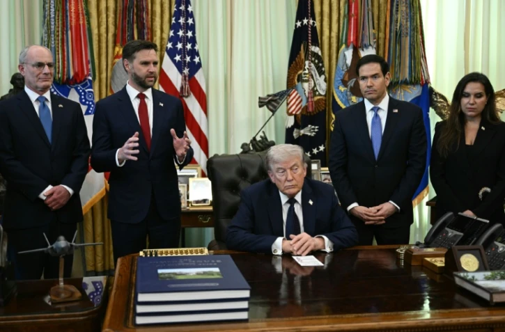 De gauche à droite: l'ambassadeur d'Israël Yechiel Leiter, le vice-président américain JD Vance, le président Donald Trump, le secrétaire d'Etat Marco Rubio et l'ambassadrice du Liban Nada Hamadeh Moawad, le 23 avril 2026 à la Maison-Blanche