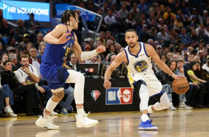 Stephen Curry des Golden State Warriors face Ă Aaron Gordon des Denver Nuggets en play-off NBA le 18 avril 2022 au Chase Center Ă San Francisco