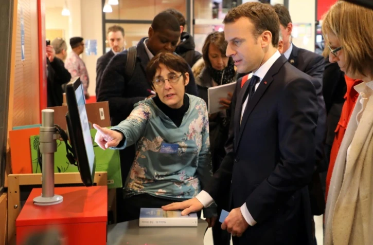 Emmanuel Macron et la ministre de la Culture (d) Françoise Nyssen à la médiathèque des Mureaux (Yvelines) le 20 février 2018