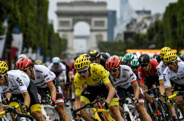 Le Britannique Christopher Froome (au c.) sur les Champs-Elysées pour l'arrivée de la dernière étape du Tour de France à Paris, le 23 juillet 2017 