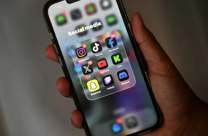 L'Australie interdit l'accès aux réseaux sociaux aux jeunes adolescents le 10 décembre 2025