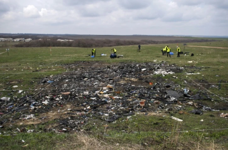 Des enquêteurs néerlandais et malaisiens sur les lieux du crash du vol MH17 près du village de Grabove,
le 16 avril 2015 en Ukraine