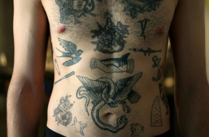 Un jeune Iranien montre ses tatouages à Téhéran, le 7 novembre 2023