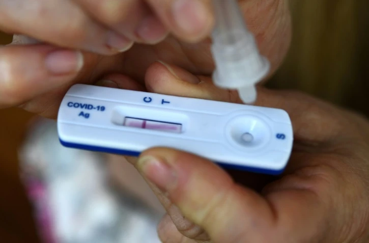 La vente d'autotests pour dépister le Covid-19 est désormais autorisée hors pharmacies, dans la grande distribution, "à titre exceptionnel et jusqu'au 31 janvier 2022"