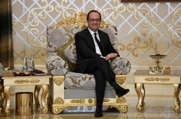 François Hollande lors de son entrevue avec la ministre des Emirats arabes unis, Noura al-Kaabi, après son arrivée à Abou Dhabi, le 2 décembre 2016