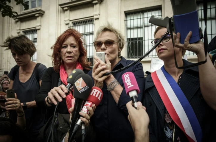 L'actrice français Muriel Robin aux côtés de la députée Clémentine Autain lors d'une manifestation contre les violences faites aux femmes à Paris le 6 octobre 2018