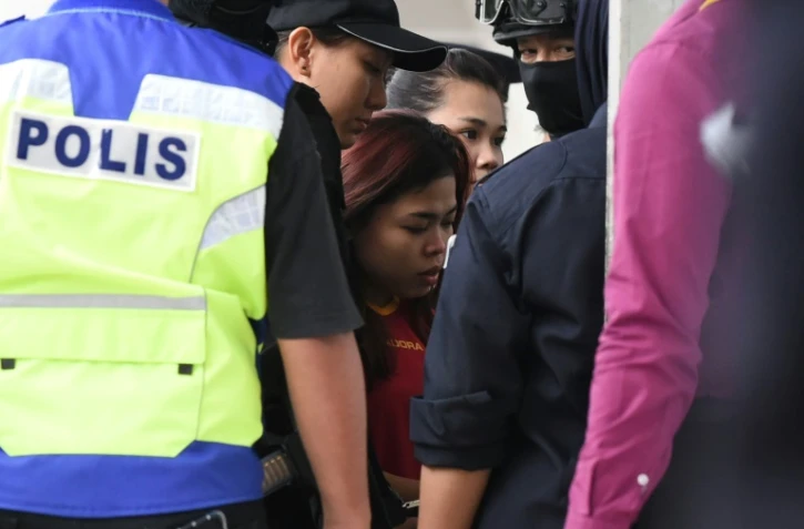 L'Indonésienne Siti Aisyah (c), inculpée pour l'assassinat de Kim Jong-Nam, demi-frère du leader nord-coréen Kim Jong-Un, est escortée par des policiers, le 1er mars 2017 à Sepang, en Malaisie