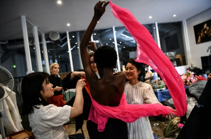 Une mannequin se prépare avant la captation en images d'une création de Xuan-Thu Nguyen pour la maison Xuan, dans le cadre de la Fashion week automne-hiver 2020/21 à Paris