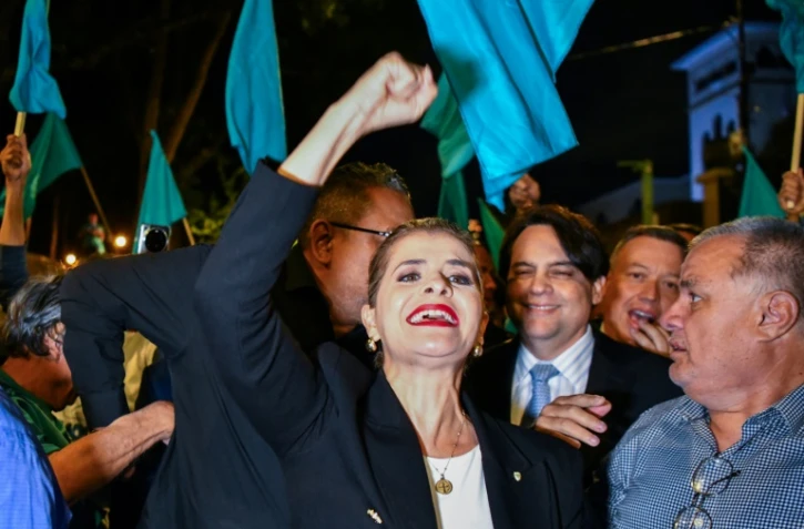 La candidate à la présidence Laura Fernandez, favorite pour remporter les élections du 1er février au Costa Rica, avec des sympathisants le 11 janvier 2026