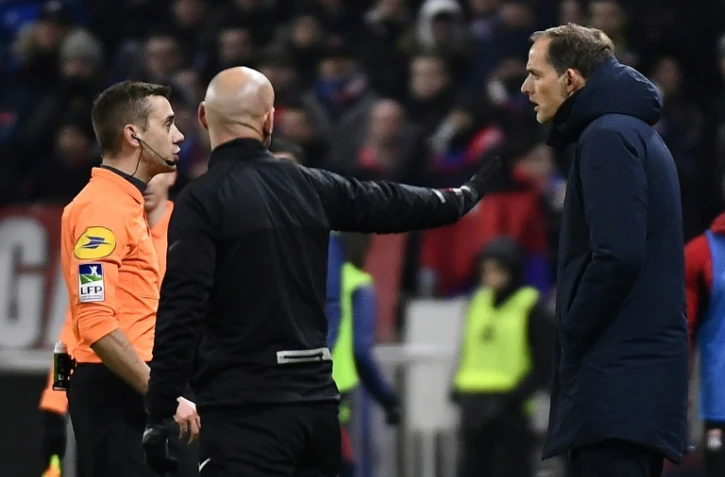 L'entraîneur du Paris-SG, Thomas Tuchel (d), s'adresse à l'arbitre Clement Turpin (g), lors du match de Ligue 1 face à Lyon, à Decines-Charpieu, le 3 janvier 2019