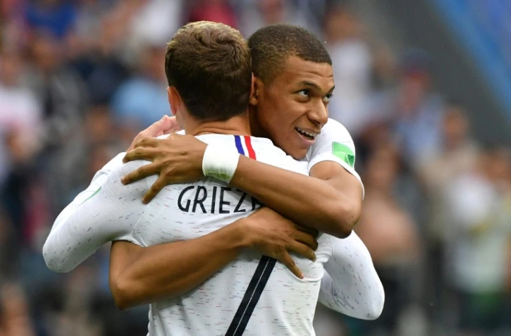Accolade entre les buteurs des Bleus Antoine Griezmann et Kylian Mbappé, saluant le but du premier contre l'Uruguay à Nijni Novgorod, le 6 juillet 2018
