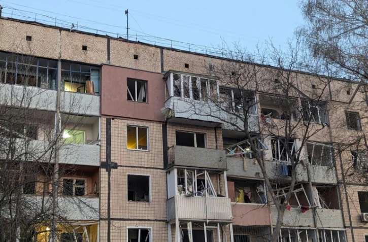 Photo diffusée sur le canal Telegram officiel du président ukrainien Volodymyr Zelensky, le 4 avril 2025, montrant un immeuble endommagé par une frappe de missile russe à Kryvyi Rig, dans la région de Dnipropetrovsk
