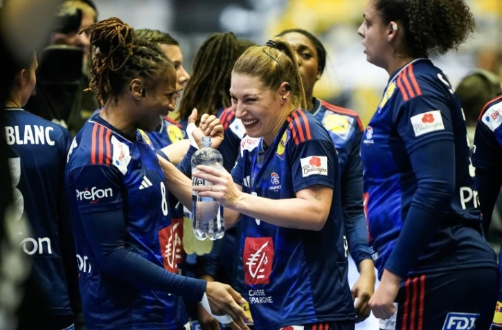 Les Françaises se congratulent lors du match de groupe contre l'Islande, au Mondial de handball, le 2 décembre 2023 à Stavanger
