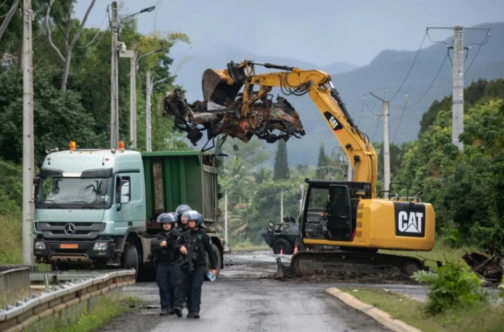 Opération de la gendarmerie pour dégager une route près d'une commune du Mont-Dore, le 12 juillet 2024 en Nouvelle-Calédonie