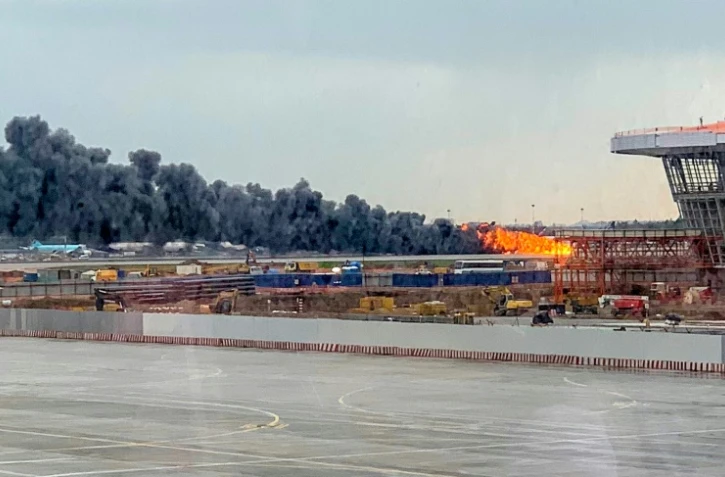 L'incendie d'un avion Soukhoi Superjet-100 de la compagnie russe Aeroflot à l'aéroport de Moscou-Cheremetievo, le 5 mai 2019
A picture taken on May 5, 2019, shows a fire of a Russian-made Superjet-100 at Sheremetyevo airport outside Moscow.The Interfax agency reported that the plane, a Russian-made Superjet-100, had just taken off from Sheremetyevo airport on a domestic route when the crew issued a distress signal. At least one person is died according to Russian agencies.