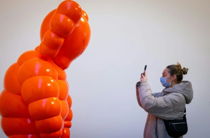 Virtuel et réalité s'entremêlent tout au long de l'exposition virtuel et réalité s'entremêlent tout au long de l'exposition "Kaws: New fiction" à la Serpentine Gallery de Londres.