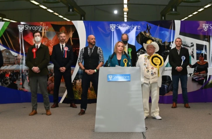 La candidate libérale démocrate Helen Morgan fait un discours après avoir été élue dans le North Shropshire en Angeleterre le 17 décembre 2021