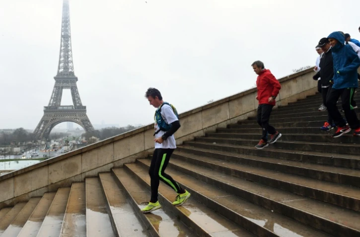 L'ultra-fondeur Serge Girard a débute son tour du monde, sur les marches du Trocadero, le 31 janvier 2016 à Paris