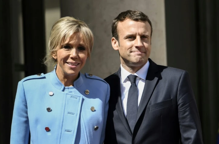 Le président français Emmanuel Macron (d) et son épouse Brigitte, le 14 mai 2017 à Paris