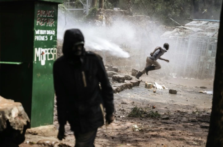 Heurts entre manifestants de l'opposition kényane et policiers antiémeutes, le 26 octobre 2017 à Kibera, un bidonville de Nairobi