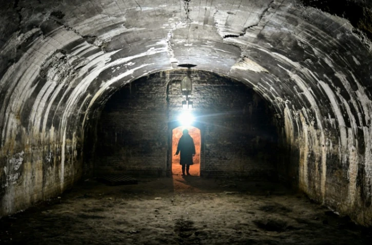 Niculina Moica, détenue alors qu'elle était adolescente, devant la porte de la salle d'isolement "Neagra" utilisée pour punir les détenus politiques, le 14 février 2024 à la prison de Jilava, en Roumanie