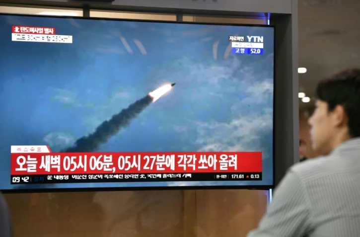 Un homme regarde à la télévision les images d'un tir de missile balistique nord-coréen, le 31 juillet 2019 à Séoul, en Corée du Sud