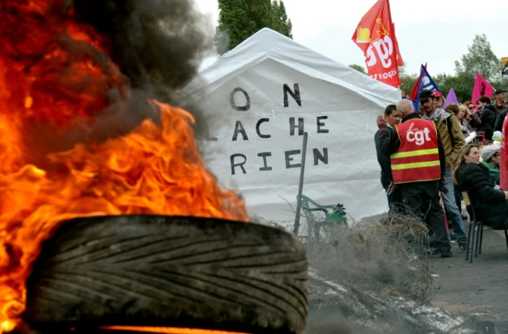 Manifestants et syndicalistes le 24 mai 2016 devant le dépôt de carburants de Douchy-les-Mines dans le nord de la France