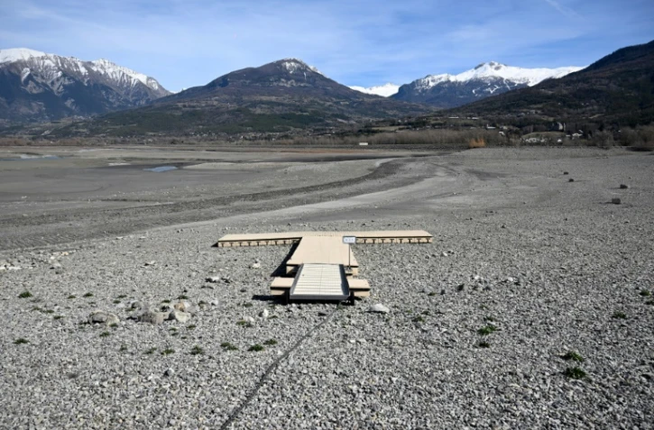 Le lac de Serre-Ponçon partiellement à sec, le 16 mars 2023 dans les Hautes-Alpes