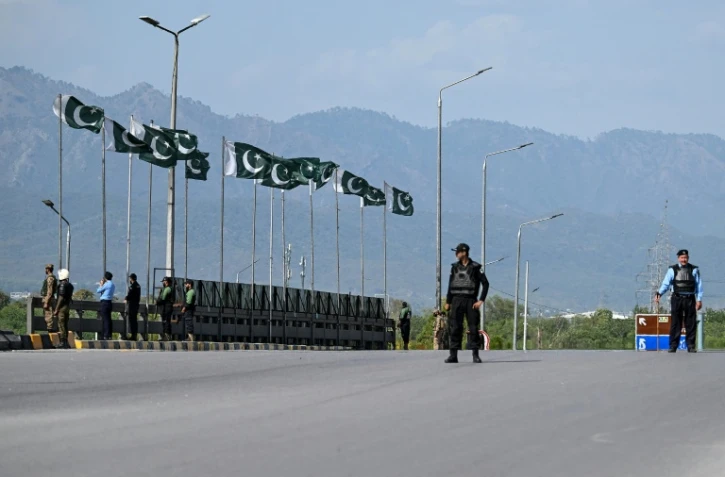 Forces de sécurité sur un pont à Islamabad le 10 avril 2026 avant la tenue de négociations entre l'Iran et les Etats-Unis