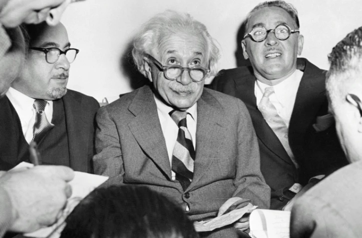 Albert Einstein à l'université de Princeton le 15 mars 1954. Le monde scientifique retient son souffle dans l'attente jeudi après-midi d'une annonce sur les fameuses ondes gravitationnelles théorisées par Albert Einstein